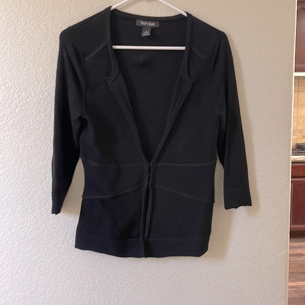 Light 3 quarter sleeve sweater with three hook closure
